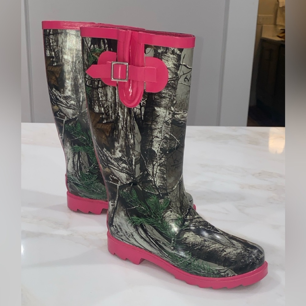 Austin Trading Co Real Tree Pink Camo Rubber Boots with Pink Trim. Kids Size 5